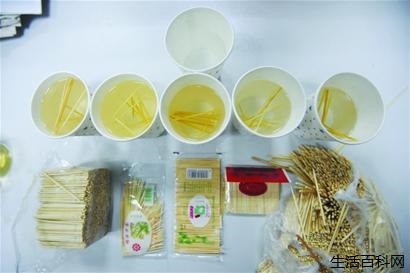 牙簽浸泡出“硫磺”熏過或刷了漆 牙簽浸泡出“硫磺”熏過或刷了漆
