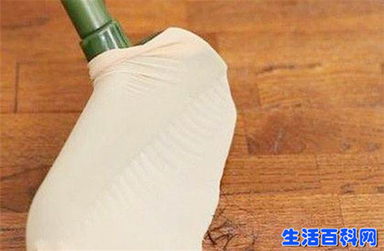 地上頭發總掃不干淨,還粘在掃帚上,教你一招輕松搞定!