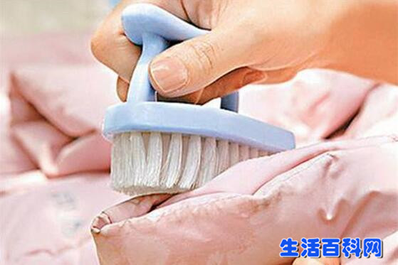 羽絨服清洗與保存指南：避免洗衣機爆炸，安全清潔技巧