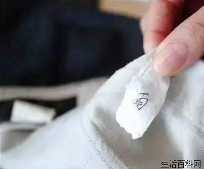 如何辨別衣服是送去干洗還是水洗？實用紙巾測驗法