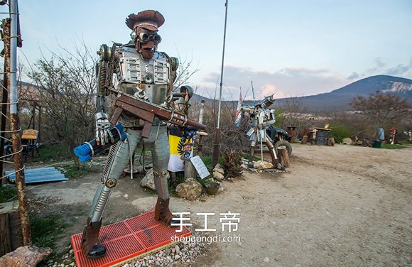 廢車零件變形金剛：塞瓦斯托波爾公路旁的骷髏機器人景觀