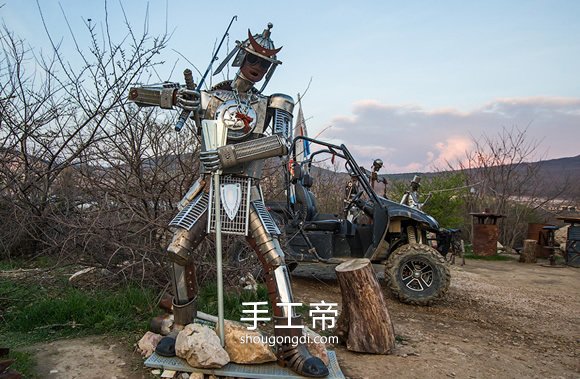 廢車零件變形金剛：塞瓦斯托波爾公路旁的骷髏機器人景觀