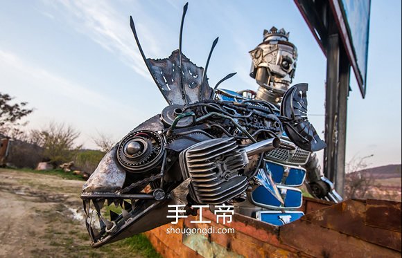 廢車零件變形金剛：塞瓦斯托波爾公路旁的骷髏機器人景觀