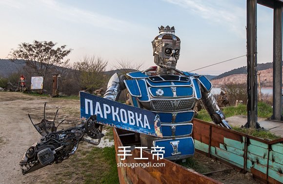 廢車零件變形金剛：塞瓦斯托波爾公路旁的骷髏機器人景觀
