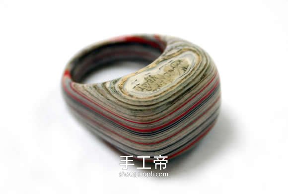 舊書變寶：手作精美首飾的創意賞析