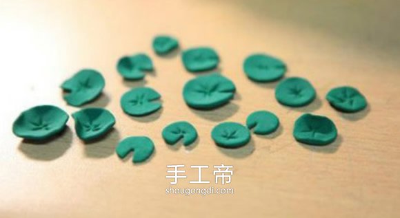 粘土DIY荷塘小景：铁盒制作迷你池塘的做法