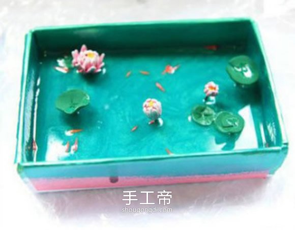 粘土DIY荷塘小景：铁盒制作迷你池塘的做法
