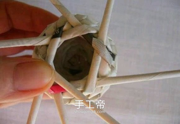 用報紙編織復活節彩蛋 手工紙編彩蛋製作教程