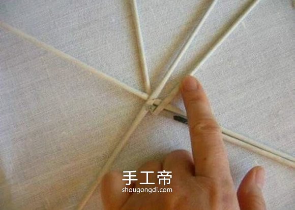 用報紙編織復活節彩蛋 手工紙編彩蛋製作教程