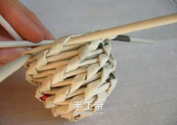 用報紙編織復活節彩蛋 手工紙編彩蛋製作教程