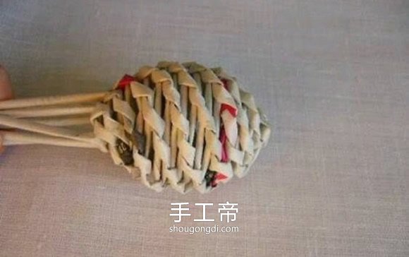用報紙編織復活節彩蛋 手工紙編彩蛋製作教程