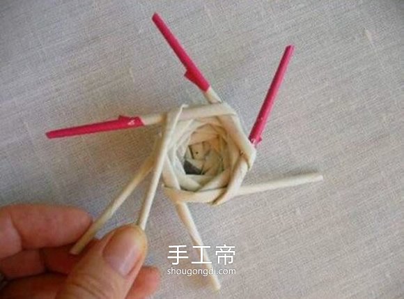用報紙編織復活節彩蛋 手工紙編彩蛋製作教程