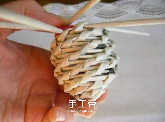 用報紙編織復活節彩蛋 手工紙編彩蛋製作教程