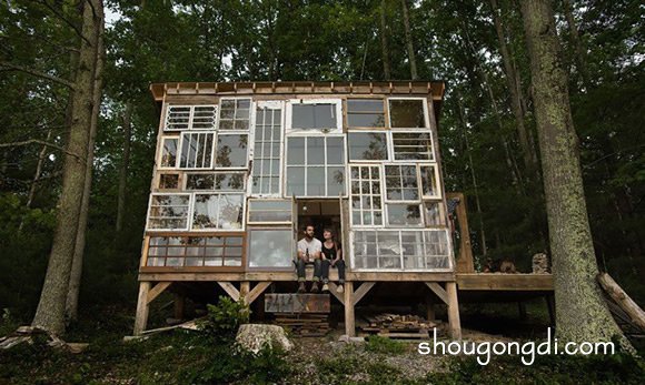 利用廢棄窗戶打造森林原始小屋：DIY小木屋的浪漫實踐