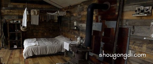 利用廢棄窗戶打造森林原始小屋：DIY小木屋的浪漫實踐