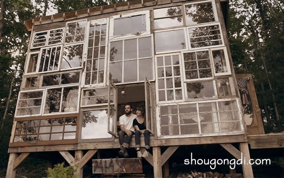 利用廢棄窗戶打造森林原始小屋：DIY小木屋的浪漫實踐