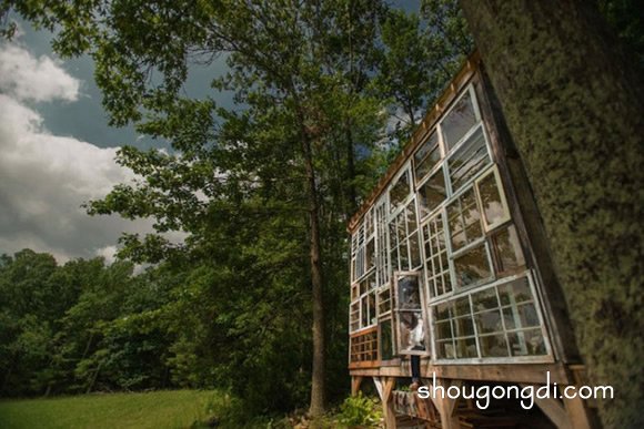 利用廢棄窗戶打造森林原始小屋：DIY小木屋的浪漫實踐
