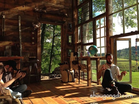 利用廢棄窗戶打造森林原始小屋：DIY小木屋的浪漫實踐