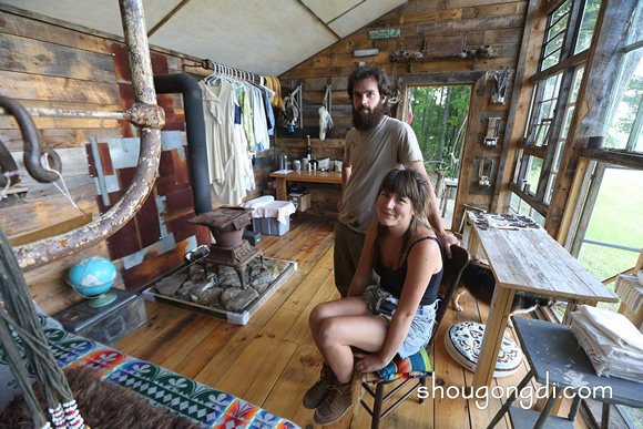 利用廢棄窗戶打造森林原始小屋：DIY小木屋的浪漫實踐