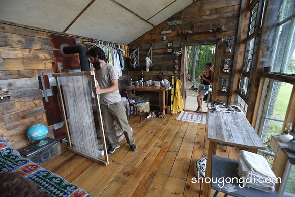 利用廢棄窗戶打造森林原始小屋：DIY小木屋的浪漫實踐