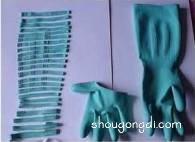 塑料手套廢物利用DIY：剪開變橡皮筋，實用生活小技巧