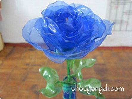 塑料玫瑰花DIY教程：饮料瓶手工制作浪漫花艺