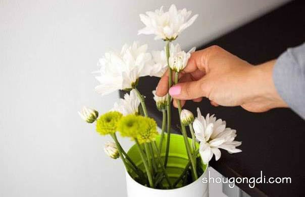 铁罐铁盒废物利用DIY：制作桌面花瓶、笔筒与收纳架