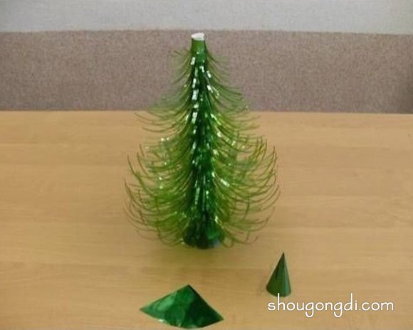 雪碧瓶變身立體聖誕樹：簡單廢物利用手工