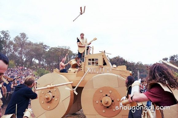 硬紙板廢物變寶：打造童年夢幻武器與道具，喚起內心童真