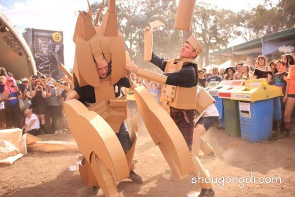 硬紙板廢物變寶：打造童年夢幻武器與道具，喚起內心童真