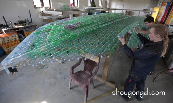 50000個飲料瓶打造漂亮小船 實際載人驚喜！