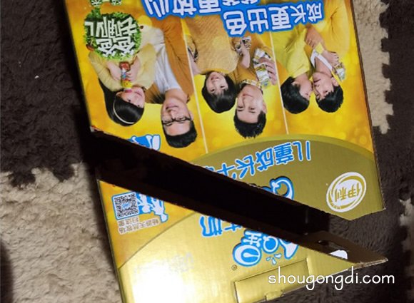 牛奶箱废物利用DIY：制作精美桌上书架