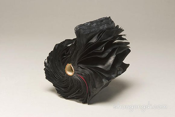 紙雕藝術的魔法：廢舊書籍變相生輝的精美創作