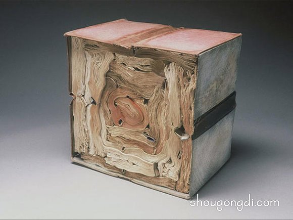 紙雕藝術的魔法：廢舊書籍變相生輝的精美創作