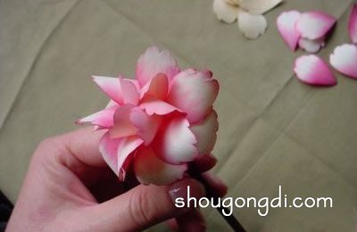 木工廢料變廢為寶：刨花手工製作精美花朵
