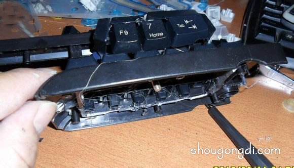 廢鍵盤變坦克裝甲車：DIY模型創意改造