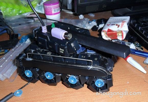 廢鍵盤變坦克裝甲車：DIY模型創意改造