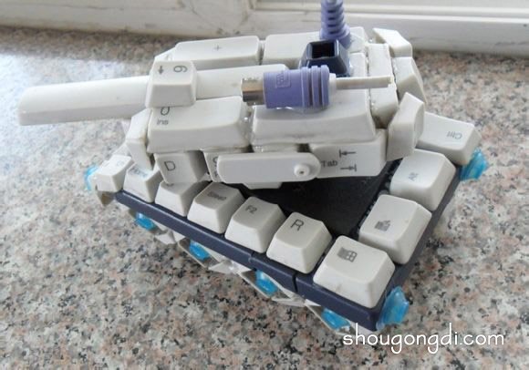 廢鍵盤變坦克裝甲車：DIY模型創意改造