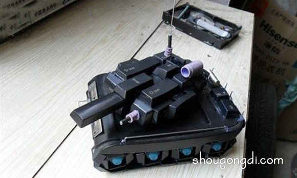 廢鍵盤變坦克裝甲車：DIY模型創意改造