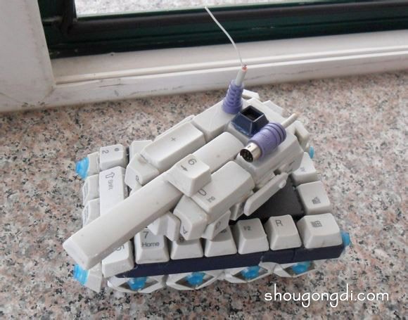 廢鍵盤變坦克裝甲車：DIY模型創意改造