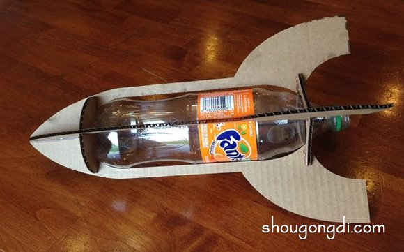 航天飛機玩具模型手工創作：塑料瓶與瓦楞紙的再生藝術