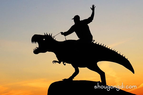 瓦楞紙板創意玩轉夕陽自攝：影子遊戲的奇幻冒險
