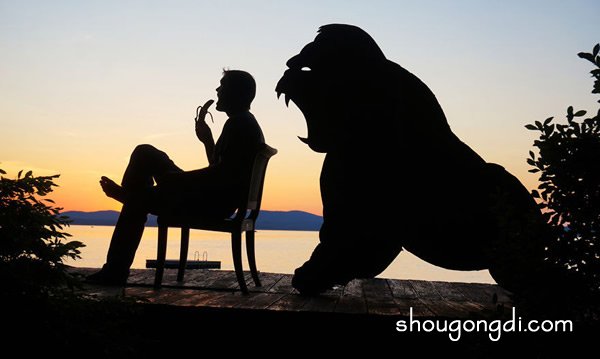 瓦楞紙板創意玩轉夕陽自攝：影子遊戲的奇幻冒險