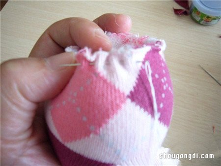 舊襪子變兔子玩具：簡單布藝手工DIY