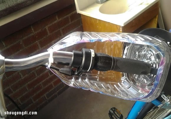 塑料油桶DIY自行车挡风装置制作教程