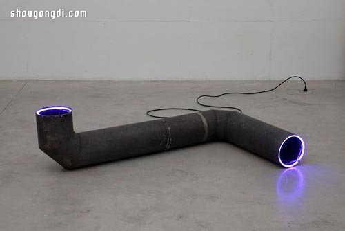 廢舊生銹鋼管打造充滿工業風的藝術燈具