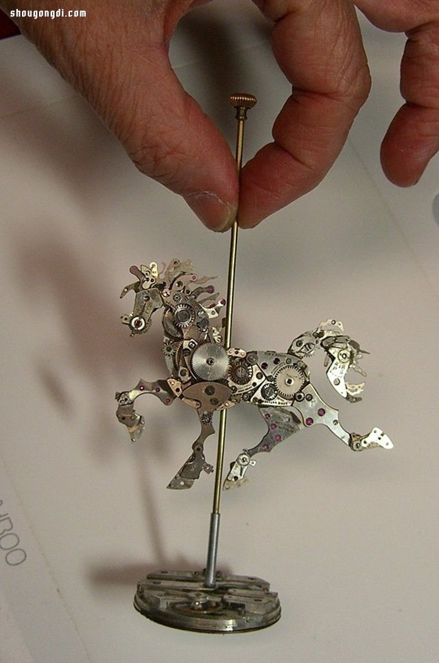 廢舊機械表零件變廢為寶：手工藝品的藝術重生