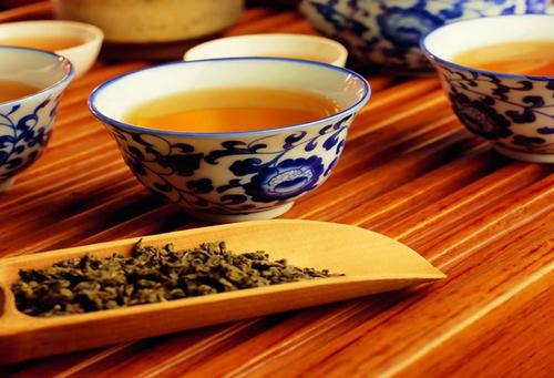 喝剩茶叶的多种妙用：去油护肤与杀菌消毒