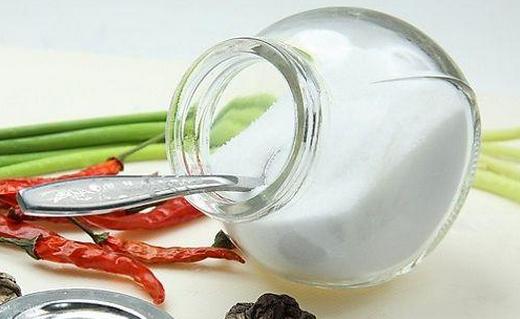 食鹽清潔妙用:去除污漬與生活小技巧