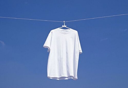 白衣服发黄怎么办？实用防黄技巧与清洁方法